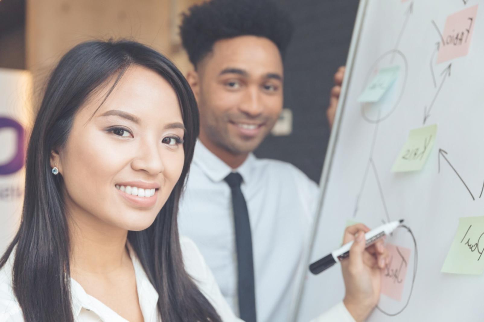 Moderne Arbeitsumgebung mit Finanzanalyse-Tools