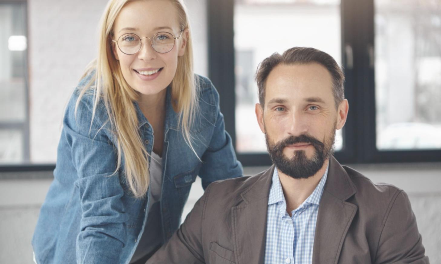 Studierende bei der Analyse von Finanzdaten