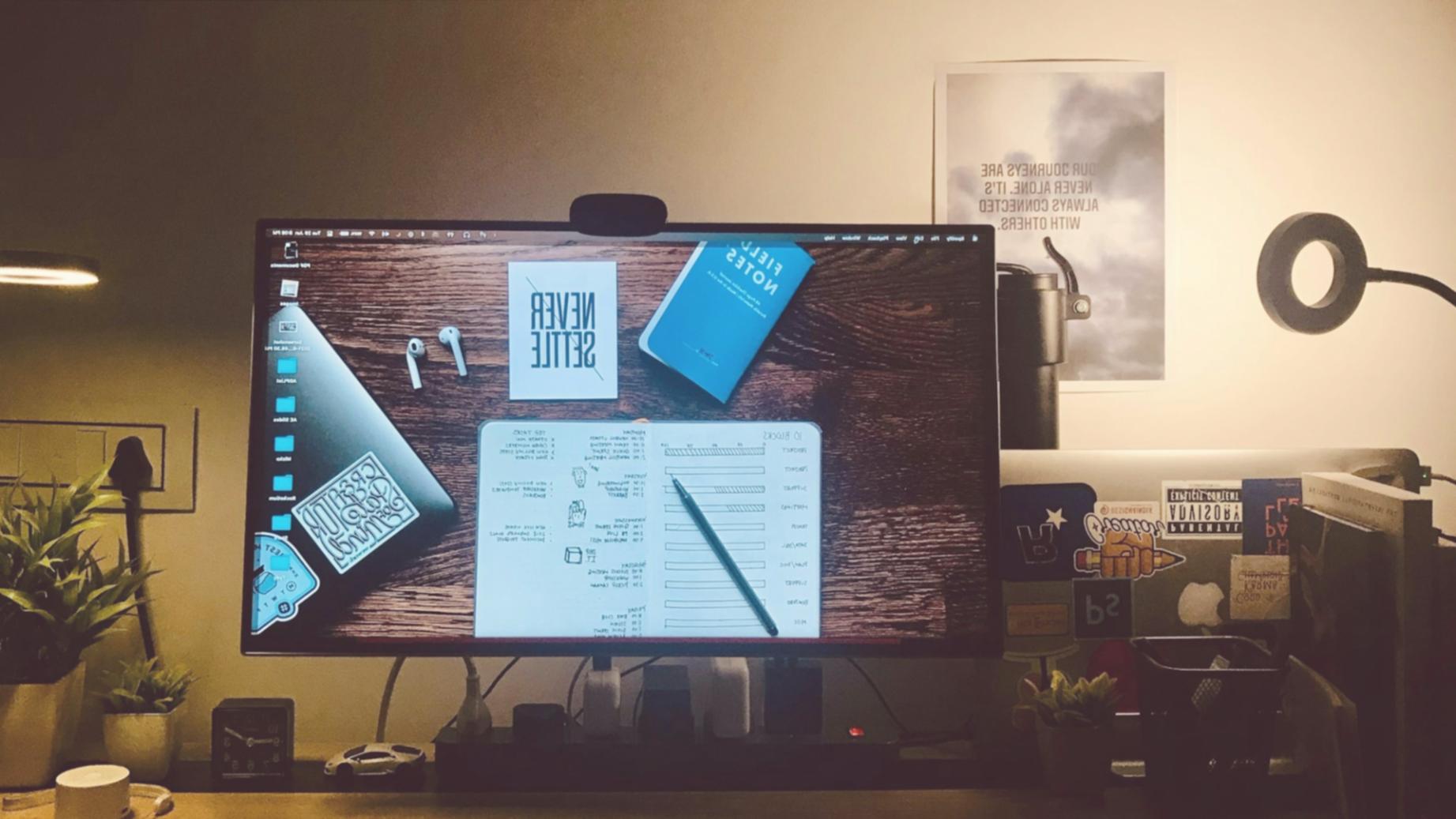 Arbeitsplatz mit Finanzanalyse und Dokumenten auf dem Schreibtisch